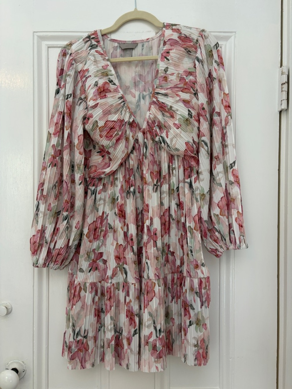 H&M White Floral Pleated V-Neck Long Sleeve Dress